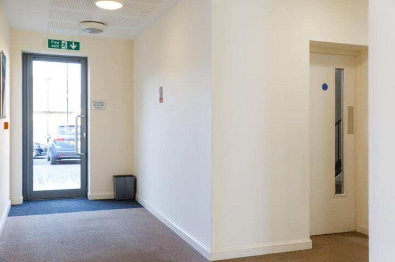 Contemporary Trumpington: Modern Apartment with Parking, Terrace & Hospital Proximity Cambridge  Exterior photo